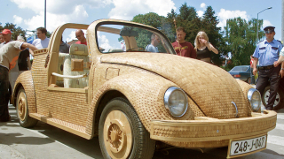 Illustration for article titled Nissan Leaf Dealers Up Incentives, Ford Drops Cash On Escape Owners, And The Beetle Loses Its Top